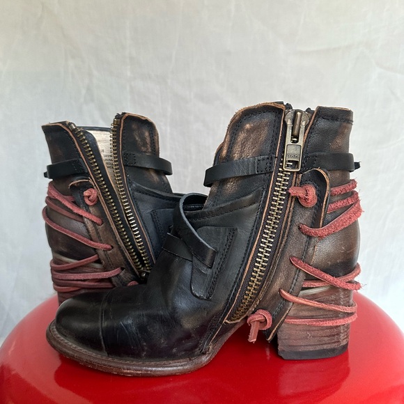 Gorgeous black and wine Freebird shoes - Picture 7 of 8